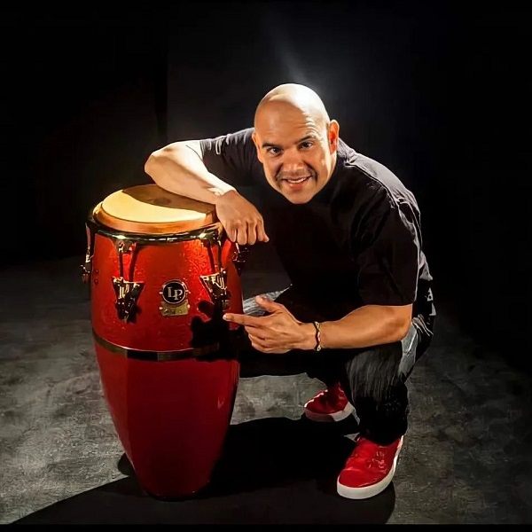 Fausto Cuevas junto a un tambor