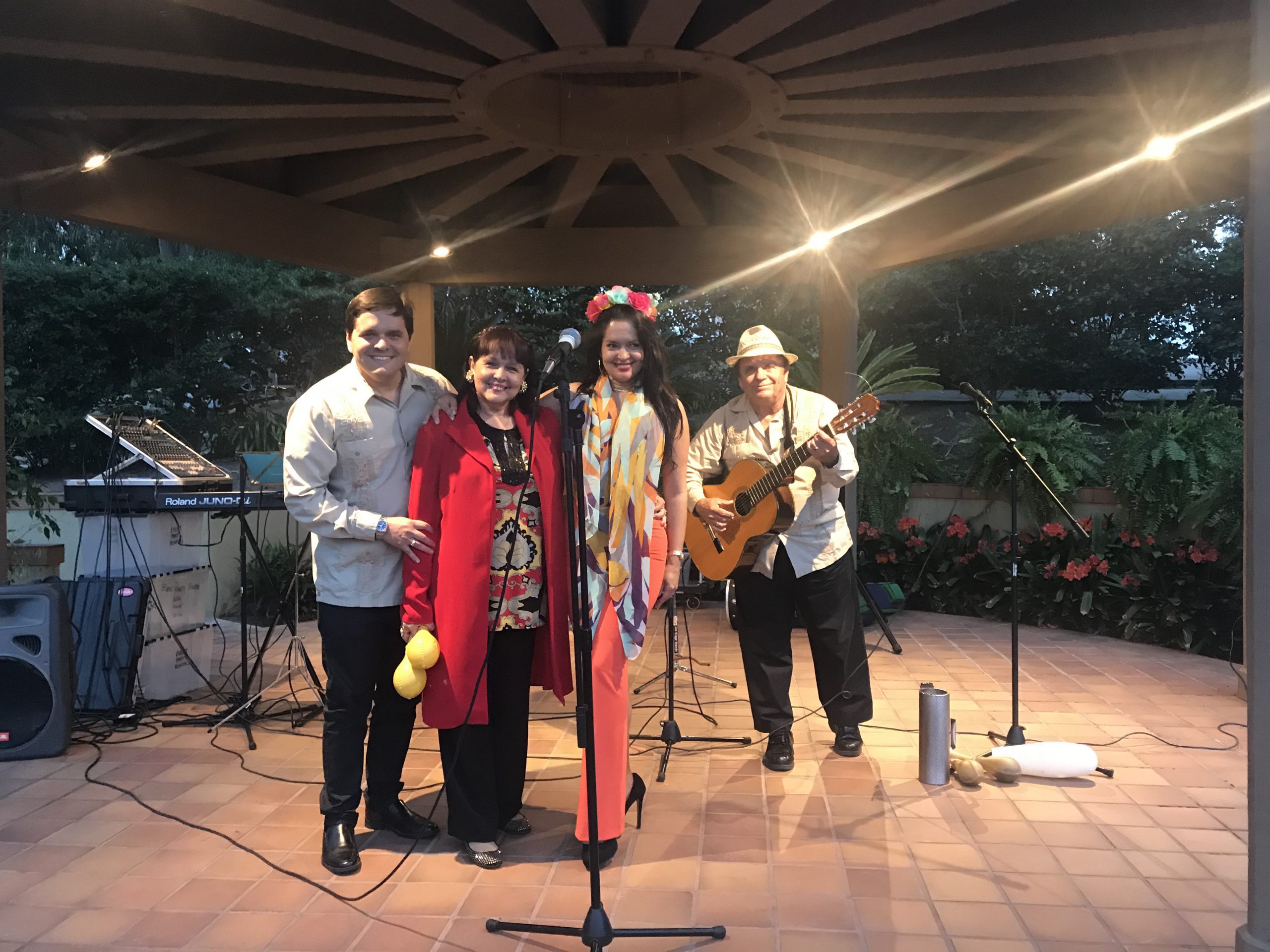 Yalil Guerra haciendo música con sus padres y hermana