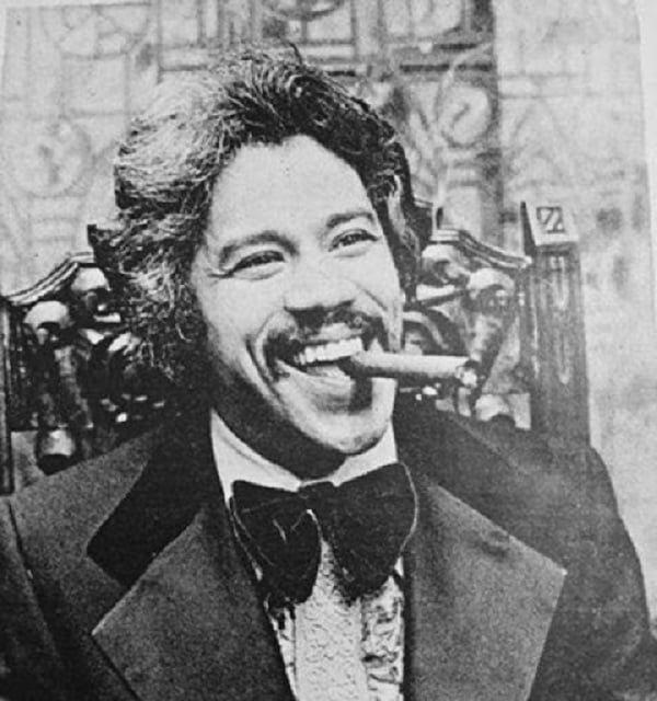 Johnny Pacheco sonriendo con un tabaco