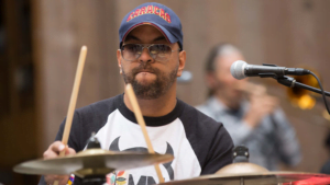 Omar Ledezma Jr. tocando percusión