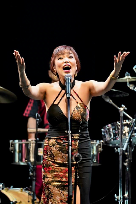 Nora Suzuki cantando