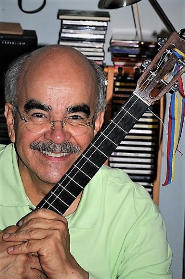 Luis Guillermo Rangel y su guitarra