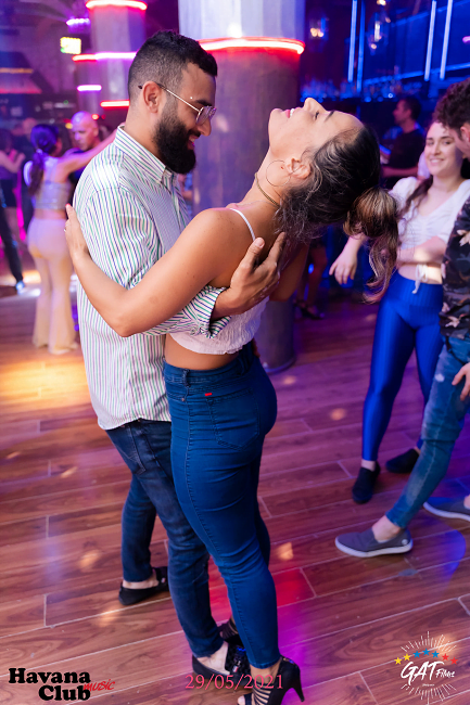 Mujer bailando con hombre de barba