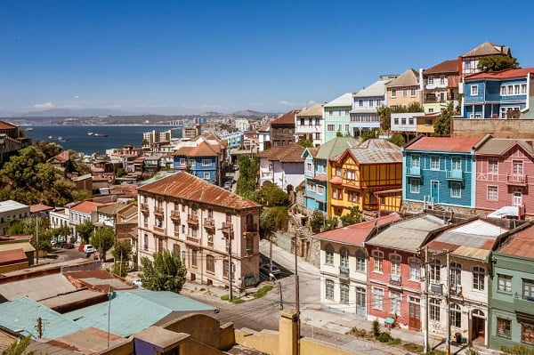 Según el censo de 2017, cuenta con una población cercana a 300 000 personas, y si incluimos su conurbación, el Área Metropolitana de Valparaíso alcanza los 935 602 habitantes, siendo la más poblada de la región y la segunda urbe tras el Gran Santiago, junto con el Gran Concepción