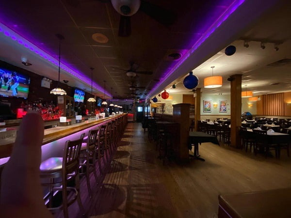 Imagen del bar y algunas mesas en el Willie's Steak House