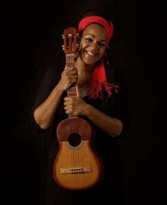 Yma América es cantante, músico, compositora, arreglista, toca el violoncello y el cuatro