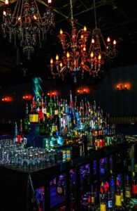 Botellas de alcohol y tragos en el Club Tropicana