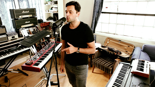 Fadi Gaziri en sus estudio de grabación con pianos alrededor