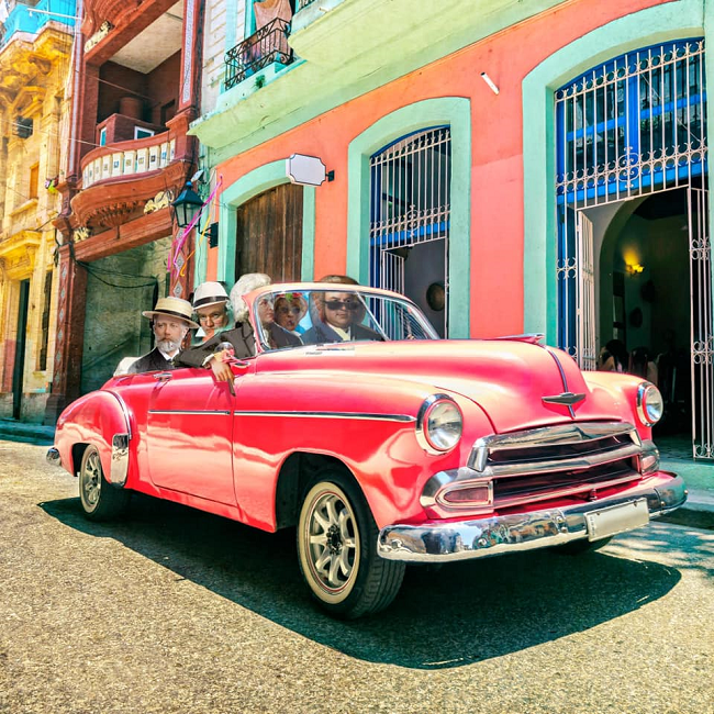 Cover del ábum Cuba Classic con casas de colores y un carro rojo 
