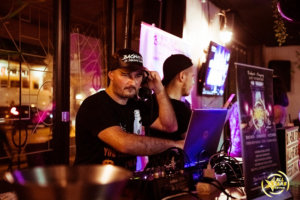DJ vestido de negro en el Festival All Stars en Budapest