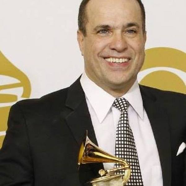 Oscar con su Grammy