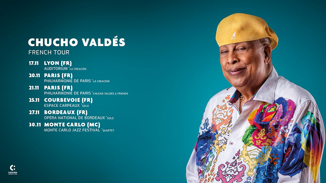 Chucho Valdés vestido con camisa a flores y gorra amarilla