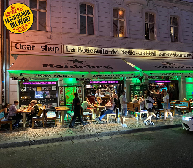 Fotografía en la noche de la fachada con luces verdes neón de la Bodeguita del Medio en Praga