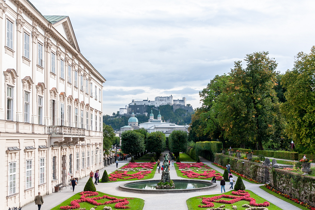 Vista del Palacio Mirabell con fondo de la catedral y la Fortaleza en Salzburgo, Austria
