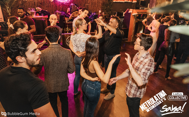 Grupo de personas aprendiendo a bailar en el Bar, Restaurante y Discoteca Salsa Soho