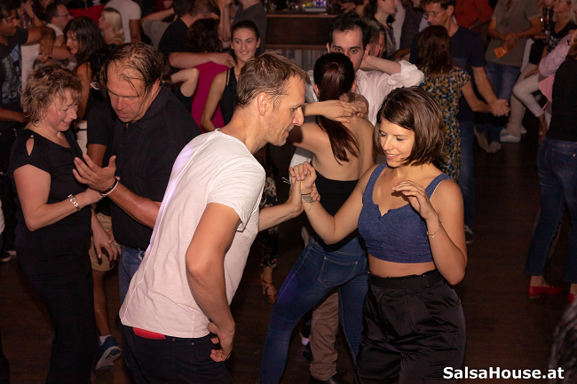 Pareja principal bailando Salsa en Salsahouse en Viena