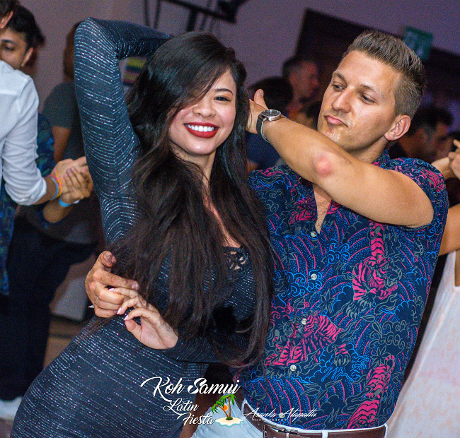 pareja bailando al Ritmo Salsero en Asia en Samui