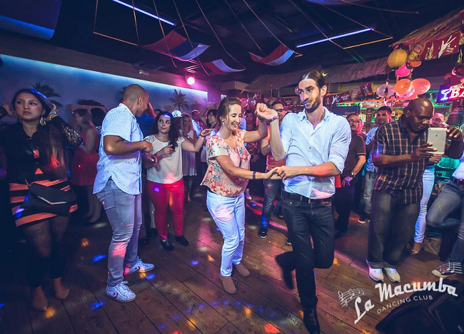 Ambiente de fiesta y parejas bailando en la macumba