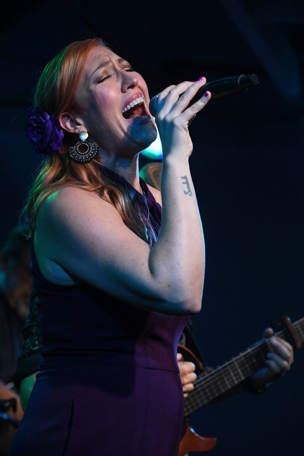 Tiffany Joy cantando en el escenario