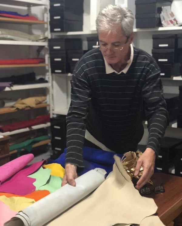 Carlo Farroni verificando sus materiales para zapatos