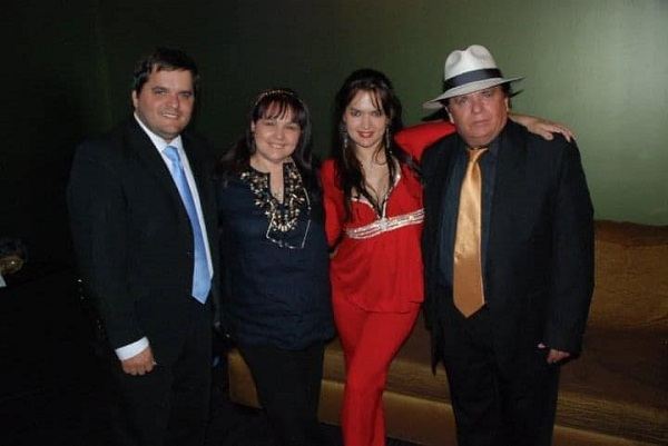 Yamila Guerra, su hermano Yalil Guerra y sus padres Rossel y Cary
