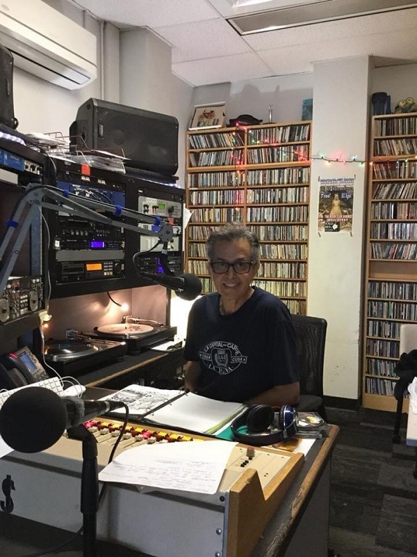 Eddie López en la estación de radio