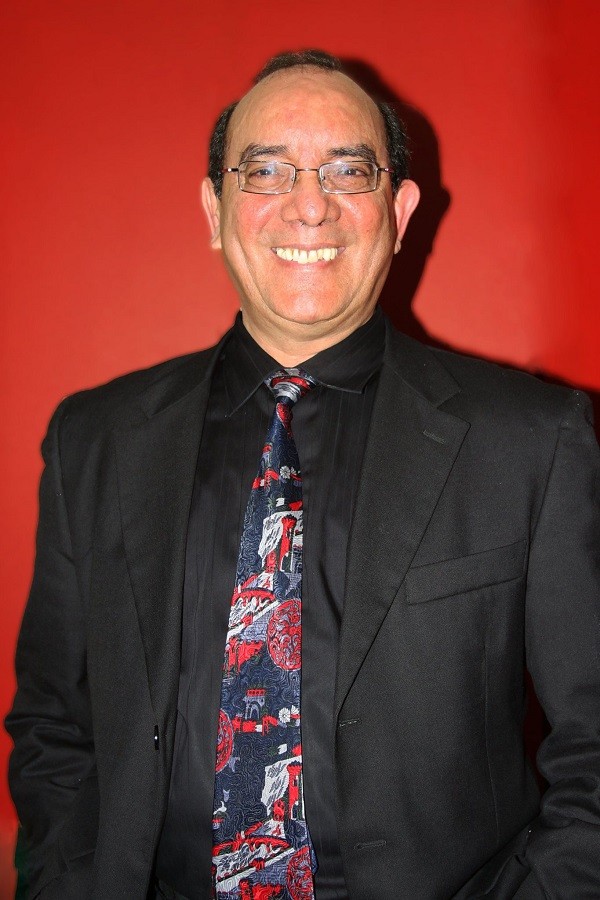 Productor, director de orquesta, percusionista y cantante Carlos Navarro