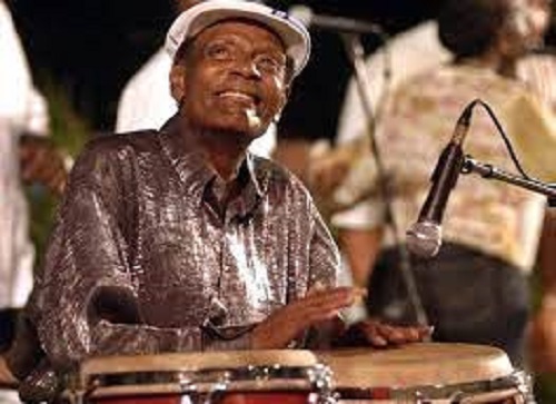 Tata Güines conocido como Manos de Oro, modernizó las tumbadoras y tocó con los más relevantes músicos de la isla de Cuba