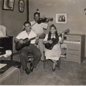 Foto familiar de los tíos Isaías, Pablo y su abuela Tata de Fidel Antillano