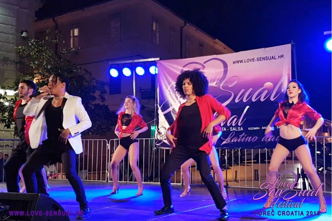 Un grupo bailando y cantando en el Love Sensual Festival