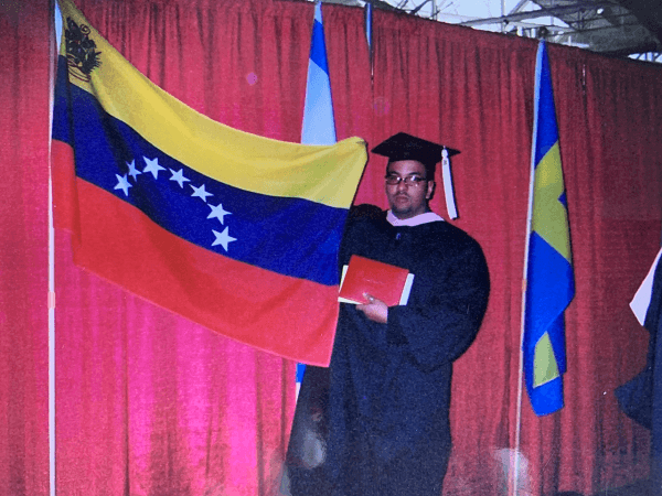 Omar graduándose de abogado