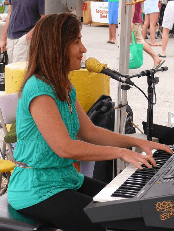 Paula tocando el teclado