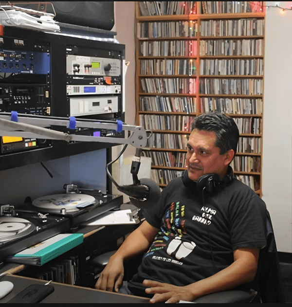 Guido trabajando en KXLU 88.9 FM