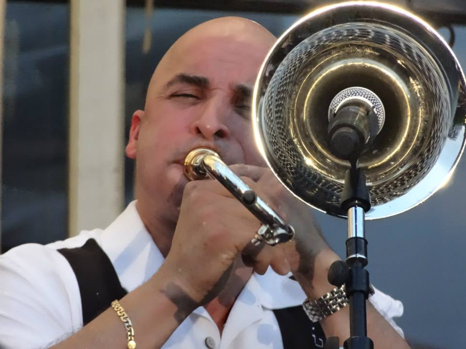 Jimmy Bosch tocando la trompeta