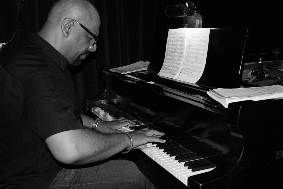 Luis Perdomo tocando el piano