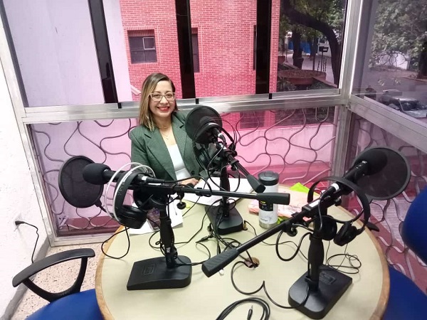 Rocío Hernández es Locutora y Productora General de “La Metrópolis” un programa de entretenimiento transmitido todos los jueves en Caracas