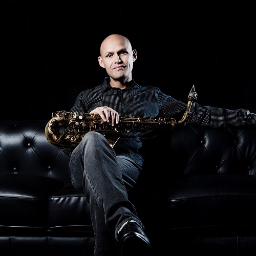 Miguel Zenón es ampliamente considerado uno de los saxofonistas y compositores más innovadores e influyentes de su generación