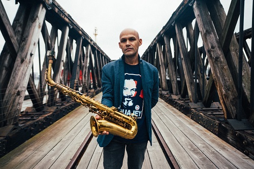 Zenon Nacido y criado en San Juan, Puerto Rico