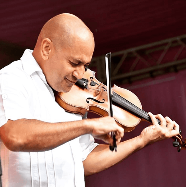 Alí tocando el violín
