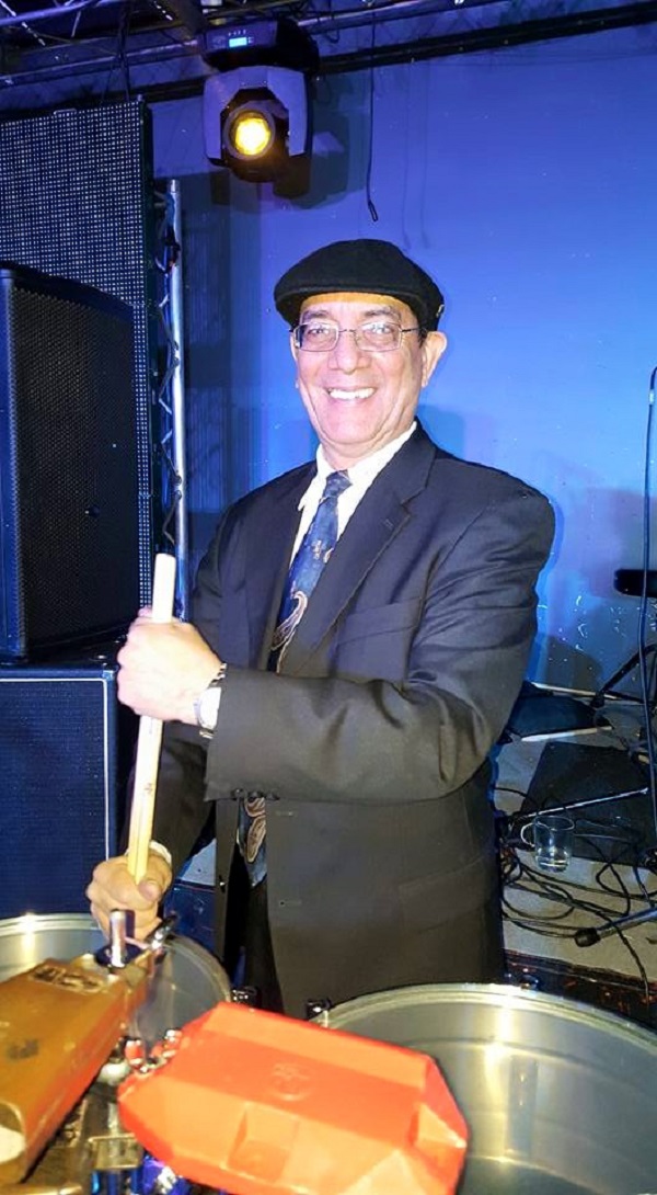 Carlos Navarro reconocido multi-percusionista, productor, bandleader y cantante, conocido por liderar la Orquesta Son y Clave