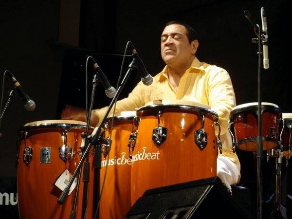 Sammy Figueroa excelente percusionista que se ha destacado por su versatilidad, tocando en una multitud de estilos musicales