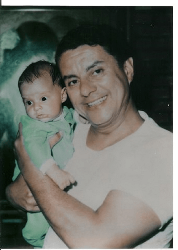 Tito Puente cargando a su hijo