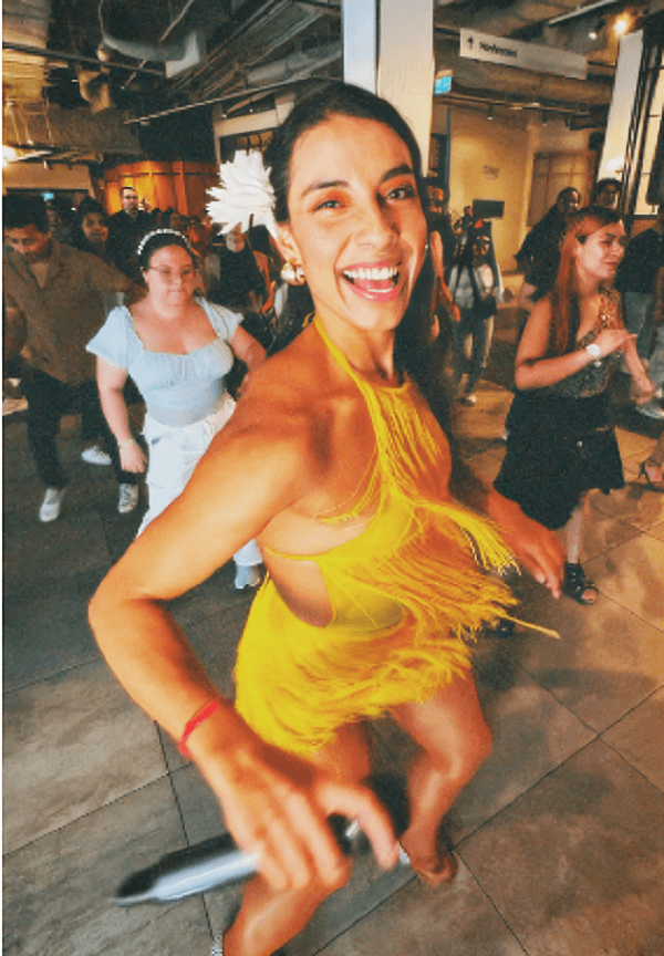 Camila bailando en un evento