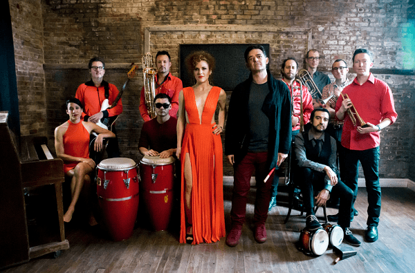 Gianni, Solange y el resto de la orquesta