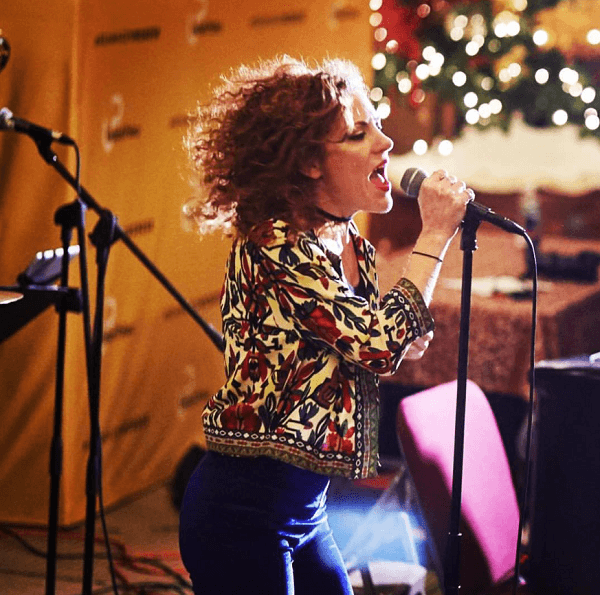 Solange Prat cantando