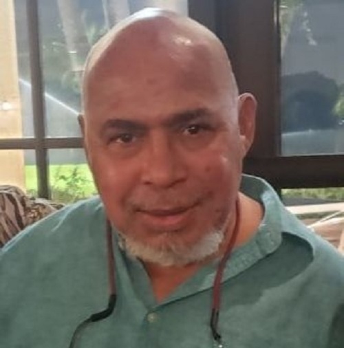 Ángel Luis Canales es un reconocido cantante y compositor puertorriqueño conocido como El Diferente por su estilo particular e irreverente