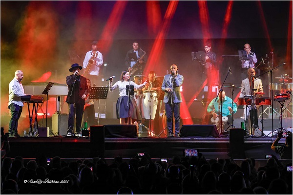 Orquesta La Zónika de Manolito Rodríguez, abriendo el espectáculo Foto By Conrado Pastrano