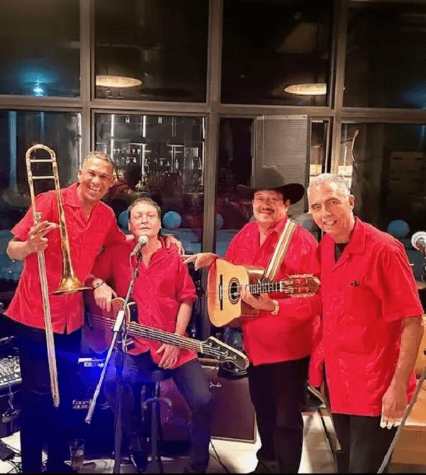 Roland Cache y el resto de la banda