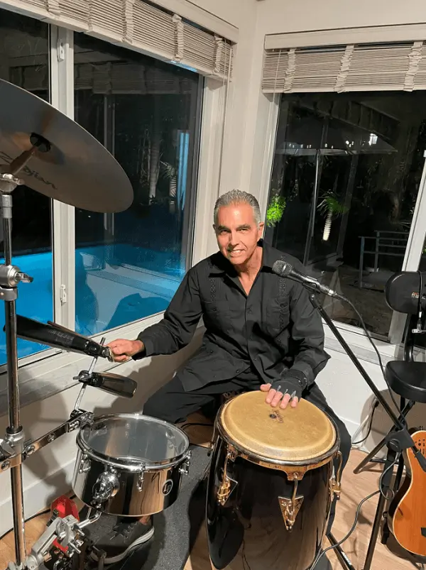 Roland Cache tocando batería