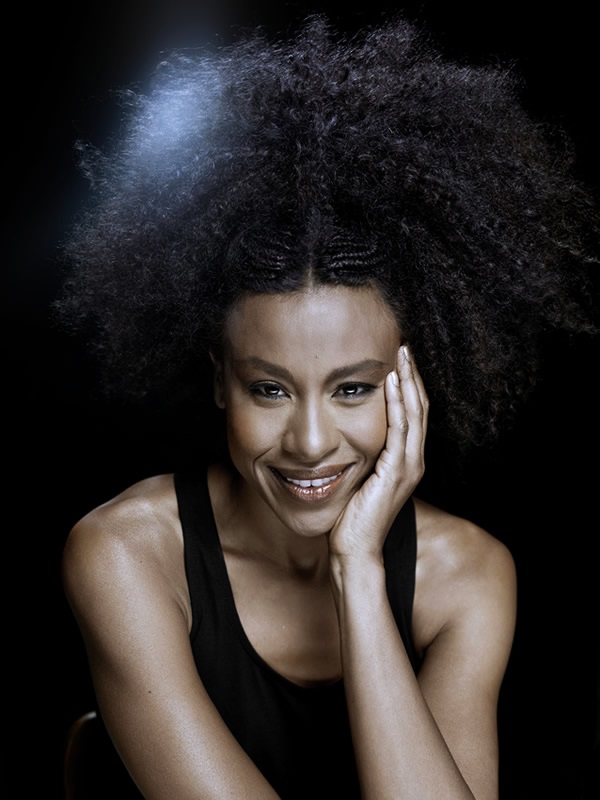 Su madre es malauí y su padre, del Reino Unido. Se mudó a Londres en su adolescencia.